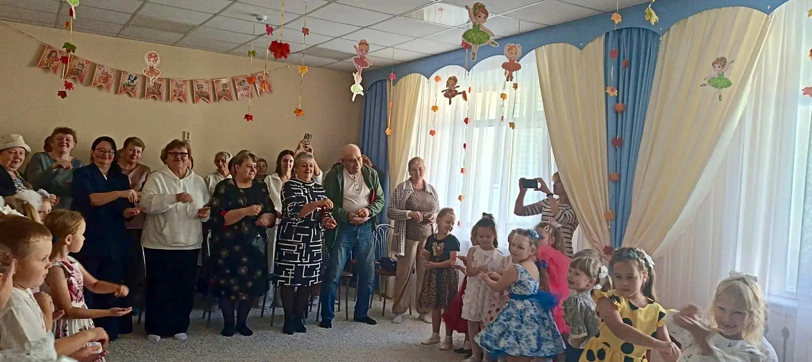 ТЕПЛО СЕРДЕЦ: В ДЕТСКИХ САДАХ ОКРУГА ПРОШЛИ ПРАЗДНИЧНЫЕ МЕРОПРИЯТИЯ, ПОСВЯЩЁННЫЕ ДНЮ ПОЖИЛОГО ЧЕЛОВЕКА